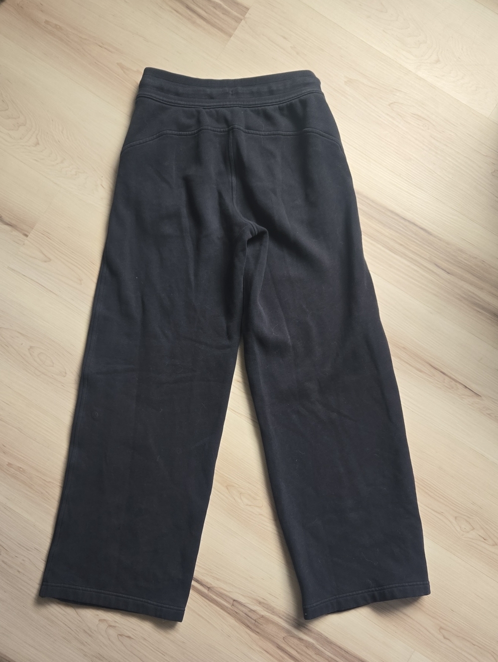 Lululemon Wide-Leg Scuba Sweatpants, Black, Size 4 - Picture 3 of 3